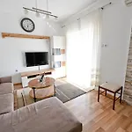 Brane Apartments With Shared Swimming Pool Задар
