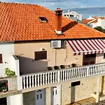 Апартаменти Brane Apartments With Shared Swimming Pool Задар