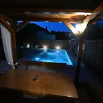 Апартаменти Brane Apartments With Shared Swimming Pool Задар