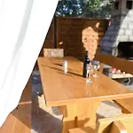 Апартаменти Brane Apartments With Shared Swimming Pool Задар