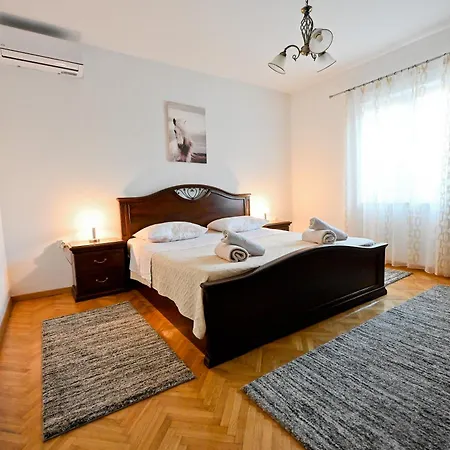 Brane With Swimming Pool Apartment *