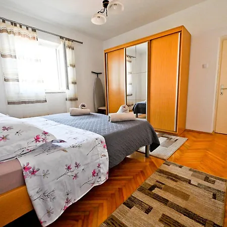 Brane With Swimming Pool Apartment Zadar