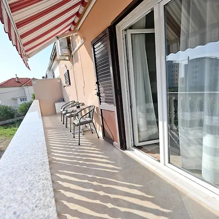 Brane Apartments With Shared Swimming Pool * Задар