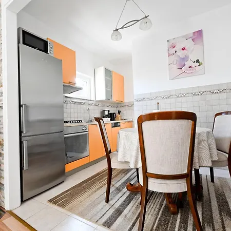 Brane With Shared Swimming Pool Apartman