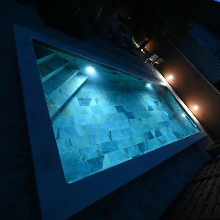 Brane With Shared Swimming Pool ザダル
