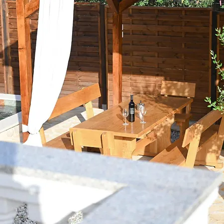 Brane With Shared Swimming Pool Apartman Zára
