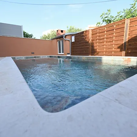 Brane With Shared Swimming Pool アパート *