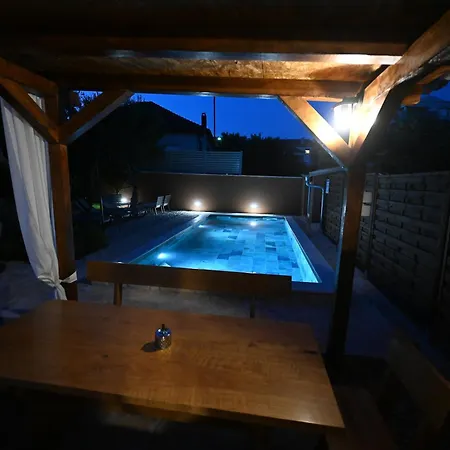アパート Brane With Shared Swimming Pool ザダル