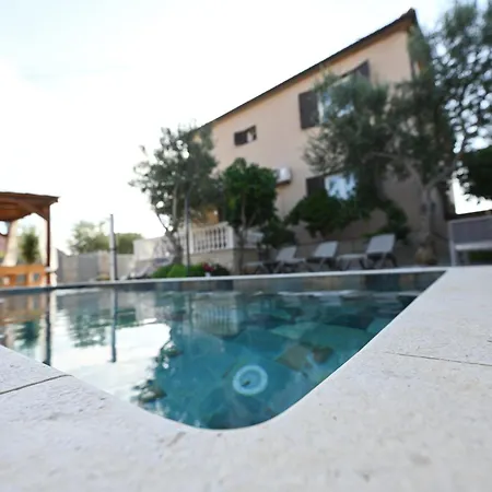Brane With Shared Swimming Pool アパート