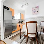 Brane Apartments With Shared Swimming Pool דירה