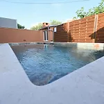 Brane Apartments With Shared Swimming Pool דירה *