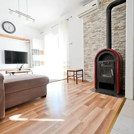 Brane With Swimming Pool Ζαντάρ