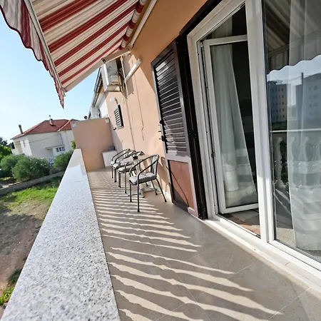 Brane Apartments With Shared Swimming Pool דירה *