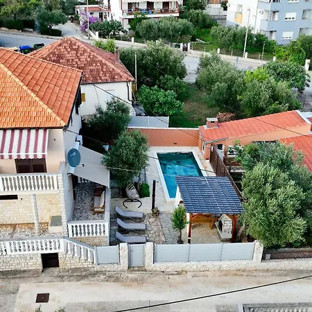 Brane With Swimming Pool Appartement Zadar