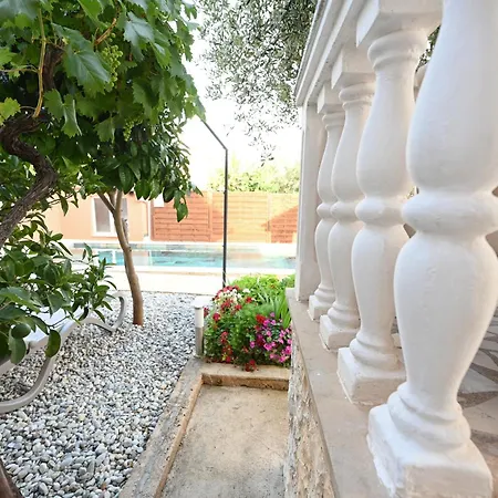 Brane With Swimming Pool Appartement