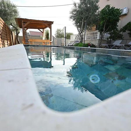 Brane With Swimming Pool Ζαντάρ
