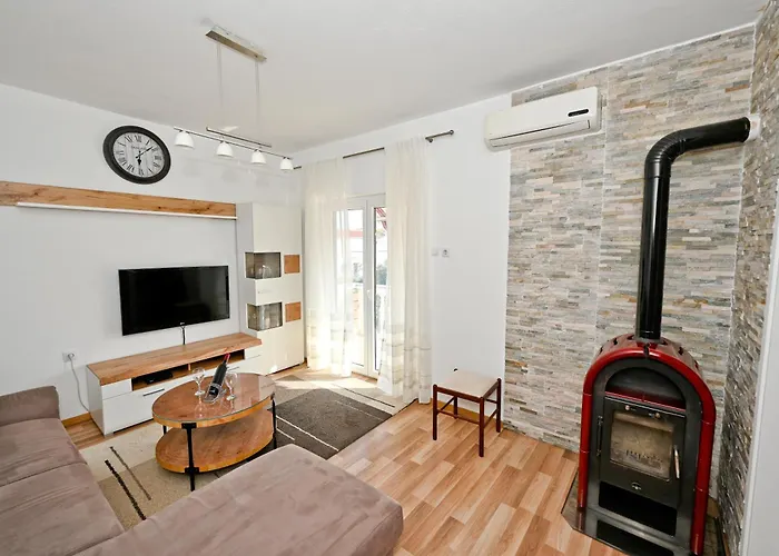 Appartamento Brane With Swimming Pool Zara